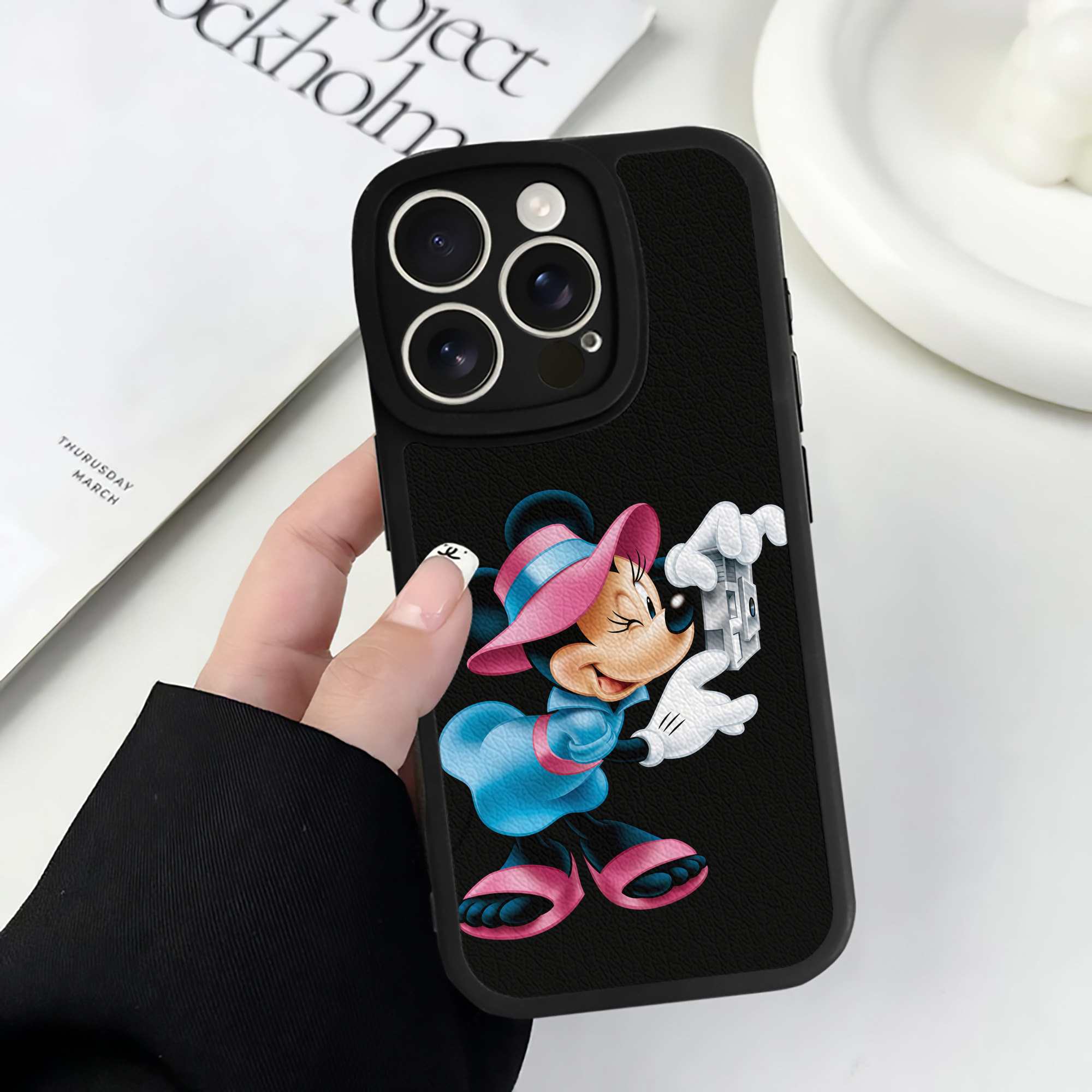 （画像用） ミッキーマウス Mickey Mouse 【iPhone 16シリーズ対応】シリコンスマホケース（レザー調） 材質：シリコン
